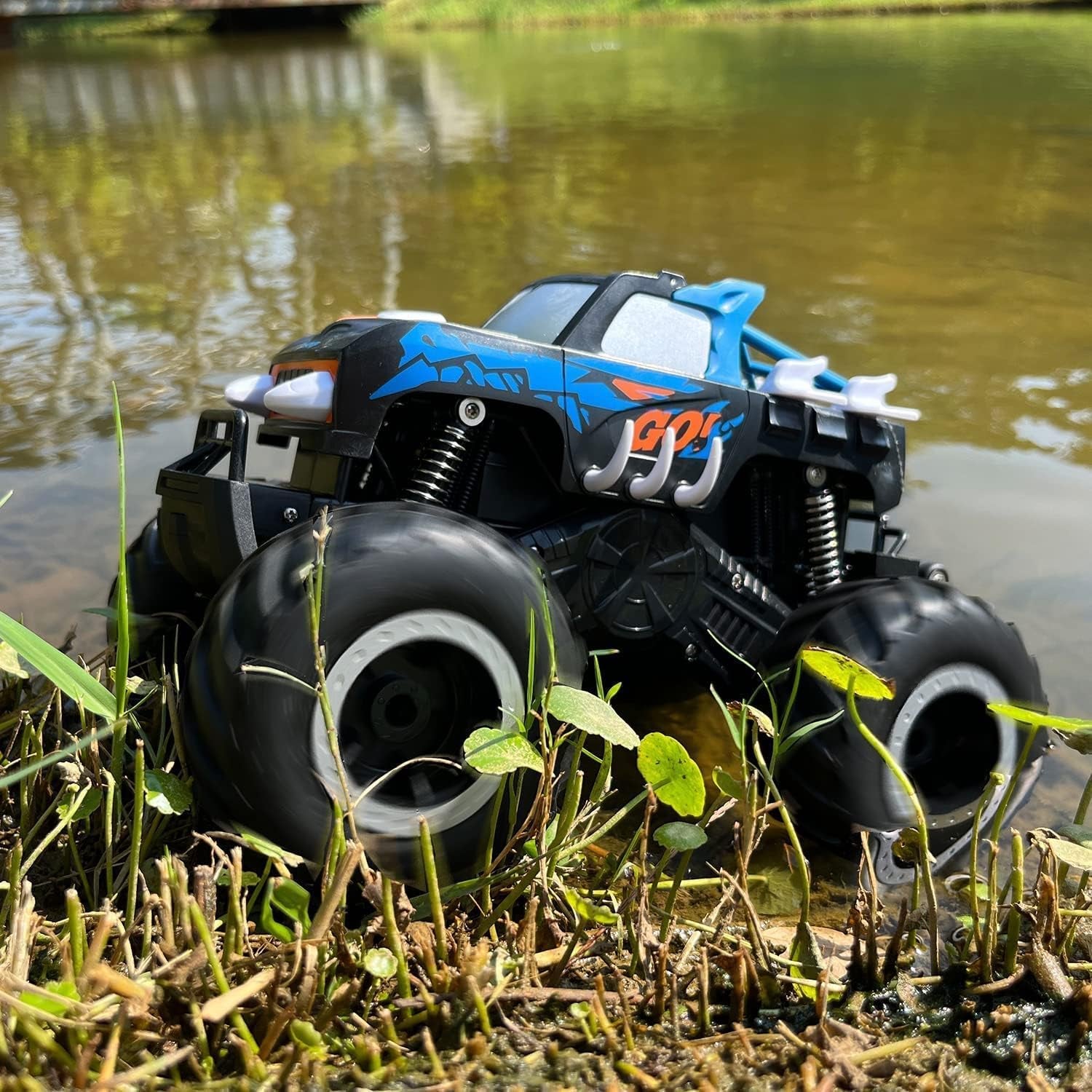1:16 Waterproof Monster Truck Pickup Toys RC Cars Amphibious Remote Control Car Truck 4WD All Terrain Off-Road Toy for 4 5 6 7 8 9 10 11 12 Year Old Boys Girls Toys Gifts Presents