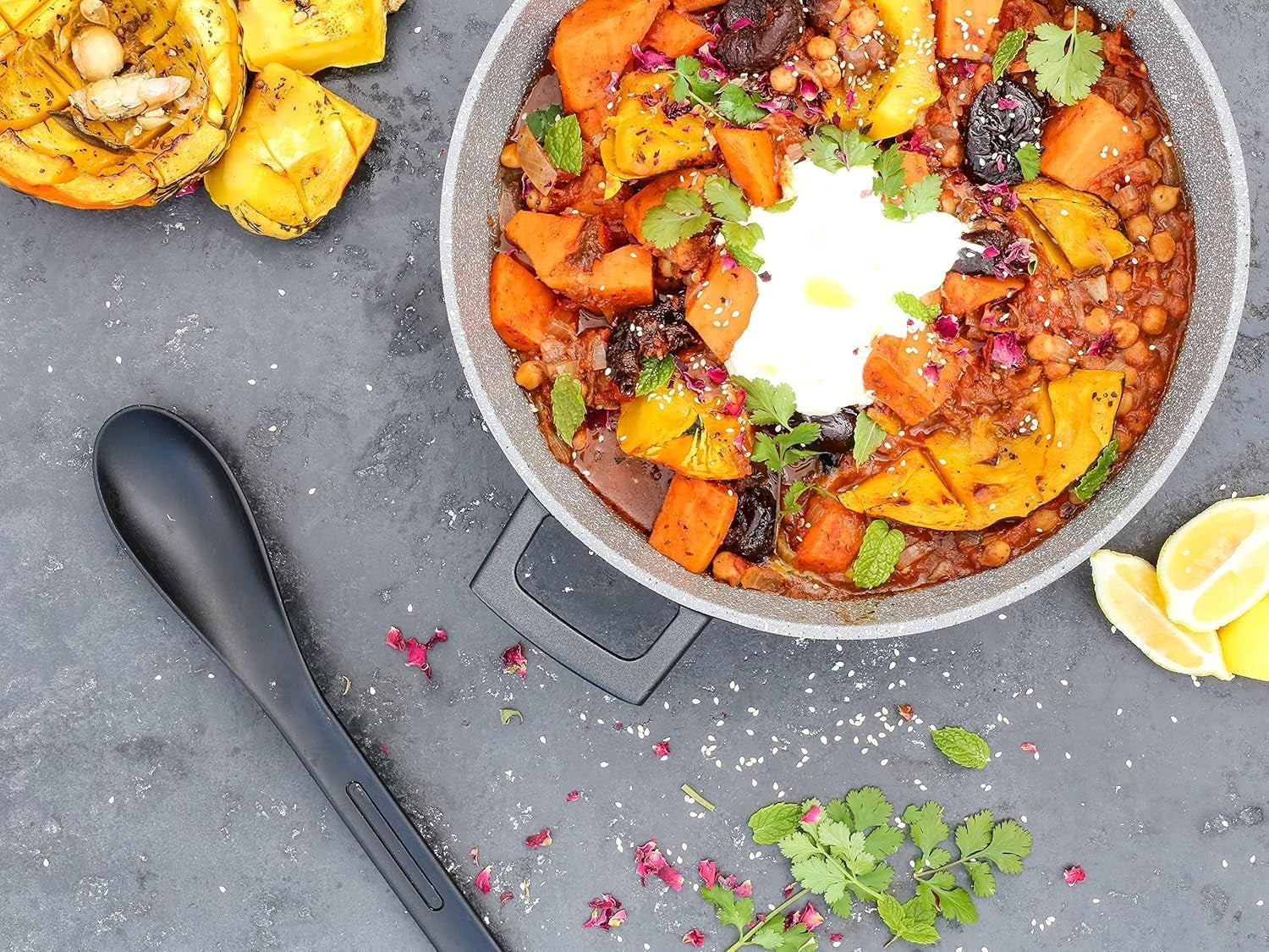 Casserole Dish with Lid, Medium 4L/24 Cm, Lightweight Cast Aluminium, Induction Hob and Oven Safe, Black